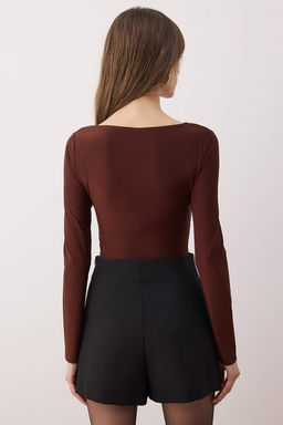 Kahverengi Aksesuar Detayl? V Yaka Vucuda Oturan Esnek Orme Alttan C?tc?tl? Body TWOAW26BD00002