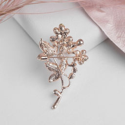 Брошь «Цветочная веточка», белая в золоте