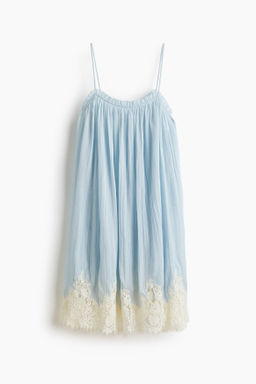 Vestido de gasa con tirantes finos y encaje