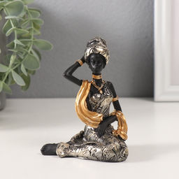 Фигурка полистоун «Африканка в цветочном платье с золотым шарфом, сидит», серебро, 8×6×10.5 см