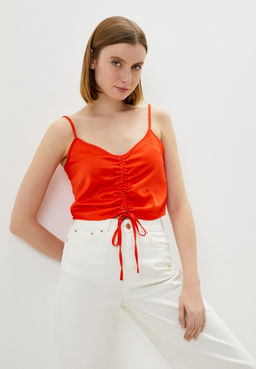 Укороченная алая блузка-топ
