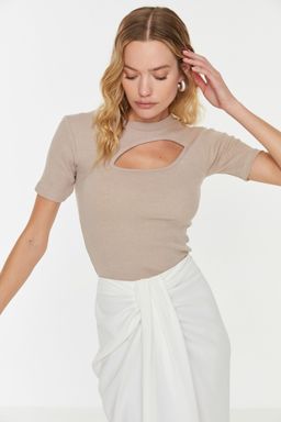 Trendyolmilla Siyah Cut Out Detayl? Fitted/Vucuda Oturan Bisiket Yaka Crop Fitilli Esnek Orme Bluz TWOSS22BZ0355  фото 15