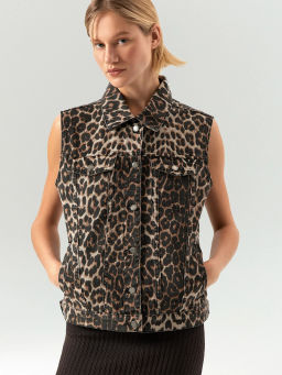 ЕМКА / Джинсовый жилет с леопардовым принтом