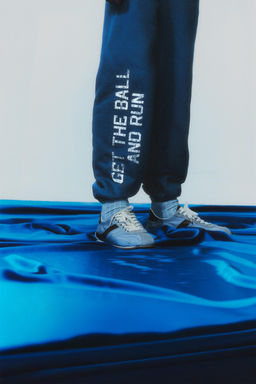 PANTAL?N JOGGER TEXTO ETIQUETA / Azul?n