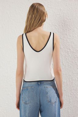 Ekru Crop V Yaka Renk Bloklu Ince Bluz TWOSS25BZ00299