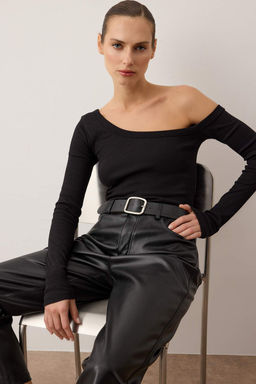 Siyah Fitted/Vucuda Oturan Omzu Ac?k Fitilli Pamuklu Esnek Orme Bluz TWOAW23BZ00475