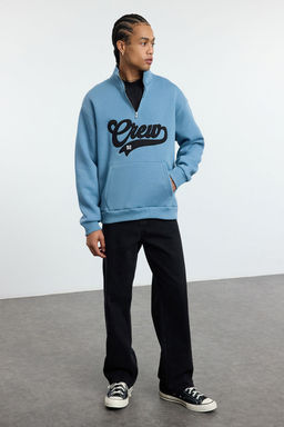 TRENDYOL MAN Mavi Dik Yaka Oversize/Genis Kesim Dik Yaka Fermuarl? Yaz? Nak?sl? Sweatshirt TMNAW25SW00083