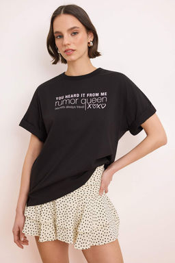 Siyah Slogan Oversize/Genis Kal?p Dusuk Kol K?sa Kollu %100 Pamuk Orme T-Shirt TWOSS26TS00118