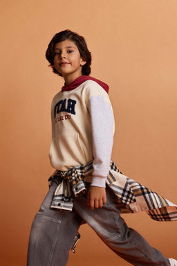 Oversize Geni_ Kal_p Kap__onlu Bask_l_ __i Yumu_ak T_yl_ Sweatshirt Erkek _ocuk - Defacto фото 3