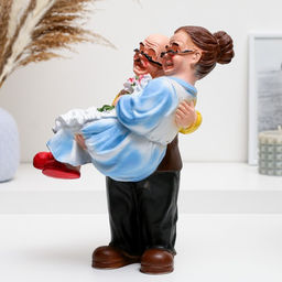 Фигурка полистоун «Дед с бабкой на руках», 27×22×14 см
