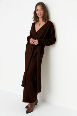 Koyu Kahverengi Yumusak Dokulu Midi Triko Kruvaze Yaka Baglamal? Elbise TWOAW21EL0260