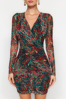 TRENDYOLMILLA Siyah Bask?l? Tul Buzgu/Drape Detayl? Vucuda Oturan V Yaka Mini Orme Kalem Elbise TWOAW24EL00548  фото 4