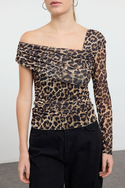 Kahverengi Leopar Bask?l? Asimetrik Yaka Vucuda Oturan Esnek Orme Bluz TWOAW25BZ00314 - Trendyolmilla фото 3