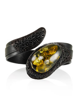 Стильный браслет-змейка из кожи и натурального янтаря зелёного цвета