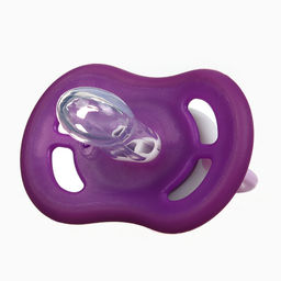 Соска - пустышка с держателем Крошка Я «Пингвинчик», анатомическая, от 6 мес, фиолетовый