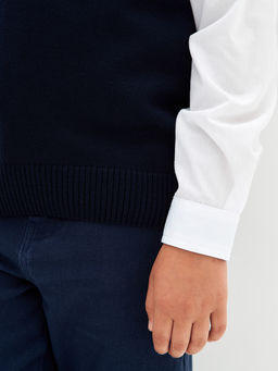 Темно-синий вязаный жилет для мальчика