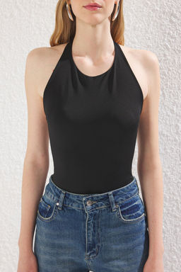 TRENDYOLMILLA Siyah S?rt Dekolteli Halter Yaka Fiyonklu Vucuda Oturan C?tc?tl? Esnek Orme Body TWOSS25BD00004  фото 3