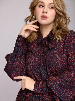 Платье темно-синее с мелким принтом длины миди с бантом и высокими манжетами