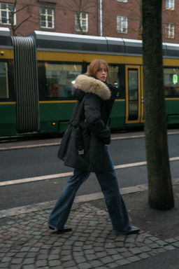 PUFFER JACKET WITH FAUX FUR HOOD, WATER AND WIND PROTECTION - Zara фото 9