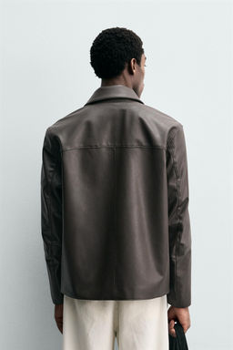 SOBRECAMISA REGULAR FIT EFECTO PIEL / Marr?n oscuro - Zara фото 3