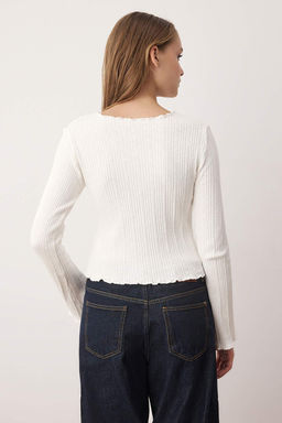 Ekru Jakarl? Fitted/Vucuda Oturan Dugme Detayl? Esnek Orme Bluz TWOAW26BZ00046
