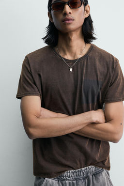 CAMISETA LAVADA TEXTO ESTAMPADO / Marr?n