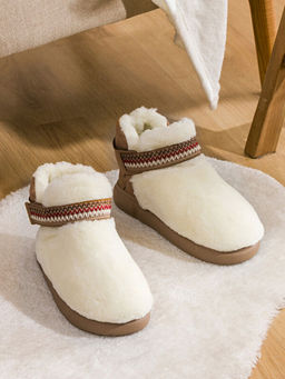 S?et G?r?n?ml? Kad?n Ev Botu