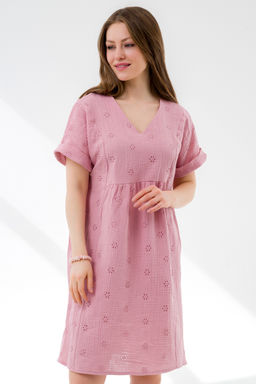 Летнее платье с вышивкой пудровое