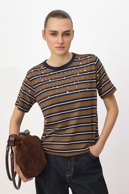 Kahverengi Cizgili Regular/Normal Kal?p Aksesuar Detayl? Tok %100 Pamuk Orme T-Shirt TWOSS26TS00121