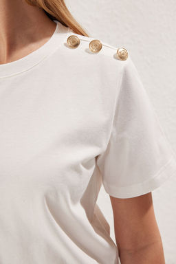 Ekru %100 Pamuk Gold Dugme Detayl? Regular/Normal Kesim Orme T-Shirt TWOSS25TS00039