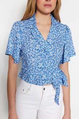 Trendyolmilla Mavi Baglama Detayl? Cicek Desenli Crop Dokuma Bluz TWOSS23BZ00226