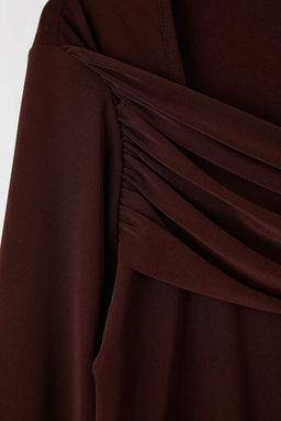 Kahverengi Aksesuar ve Cut Out Detayl? Vucuda Oturan Esnek Orme Bluz TWOAW26BZ00087