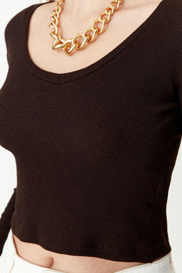 Trendyolmilla Kahverengi-Bej 2li Paket Crop Fitted/Vucuda Oturan V Yaka Fitilli Esnek Orme Bluz TWOAW22BZ0129