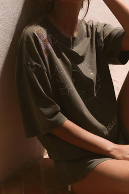 CAMISETA EFECTO LAVADO BRILLOS HELLO KITTY  SANRIO / Marr?n oscuro