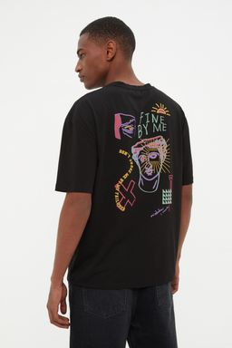 TRENDYOL MAN Siyah Oversize/Genis Kesim Sanatsal Bask?l? %100 Pamuklu T-Shirt TMNSS22TS1601