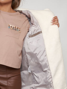 Пальто утепленное с капюшоном зимнее женское коричневого цвета 132255K - Visdeer фото 13