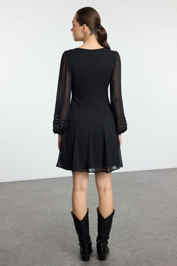 TRENDYOLMILLA Siyah A Kesim V Yaka Aksesuar Detayl? Sifon Astarl? Mini Dokuma Elbise TWOSS24EL01099 фото 5