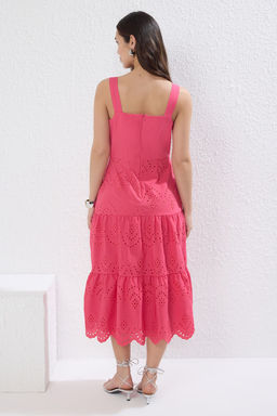 TRENDYOLMILLA Beyaz Belden Ac?lan Midi Astarl? Brode Dokuma Elbise TWOSS23EL00156 фото 12