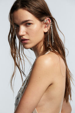 Ear cuff con colgante de strass