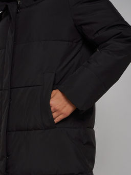 Пальто утепленное молодежное зимнее женское черного цвета 52329Ch - Holdluck фото 11