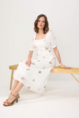 Beyaz Cicek Nak?sl? S?rt Dekolteli Pamuklu Midi Elbise TWOSS26EL01018