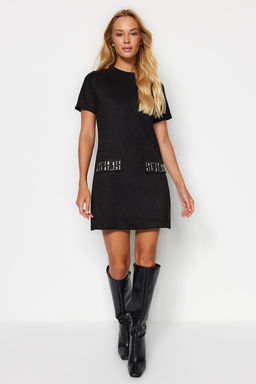 TRENDYOLMILLA Siyah Bisiklet Yaka Tas Detayl? Shift/Duz Mini Suet Orme Elbise TWOAW24EL00523