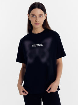 Футболка женская черная с принтом черный +печать 112678 - Mark formelle фото 7