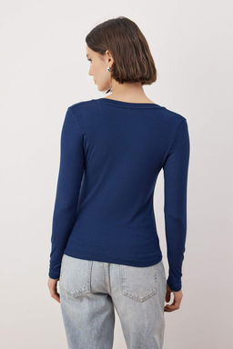 Lacivert Yumusak Kumasl? V Yaka Fitted/Vucuda Oturan Esnek Orme Bluz TWOAW24BZ00050