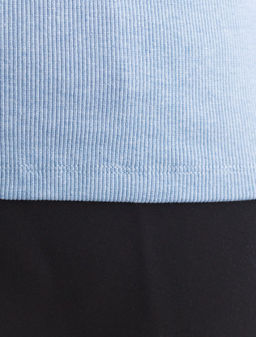 Футболка из плотного трикотажа в рубчик с V-образным вырезом