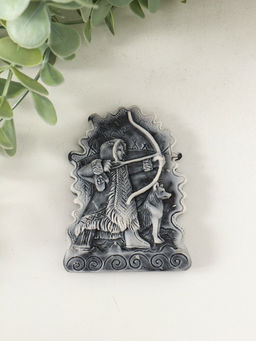 Магнит "Охотник с луком (барельеф)" 8 см