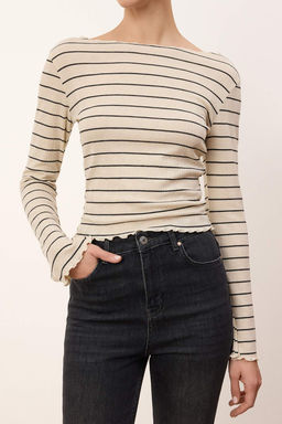 Wardrobe Essentials-Ekru Cizgili Fitted/Vucuda Oturan Kay?k Yaka Raporlu Orme Bluz TWOSS26BZ00176