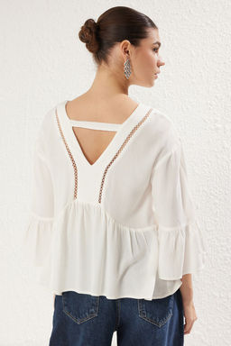 Trendyolmilla Beyaz Dantel Detayl? Boho Dokuma Bluz TWOSS25BZ00250