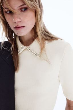 Top de punto con cuello decorativo