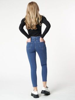 Джинсы зауженные к низу женские синего цвета 880S - Mtforce фото 4